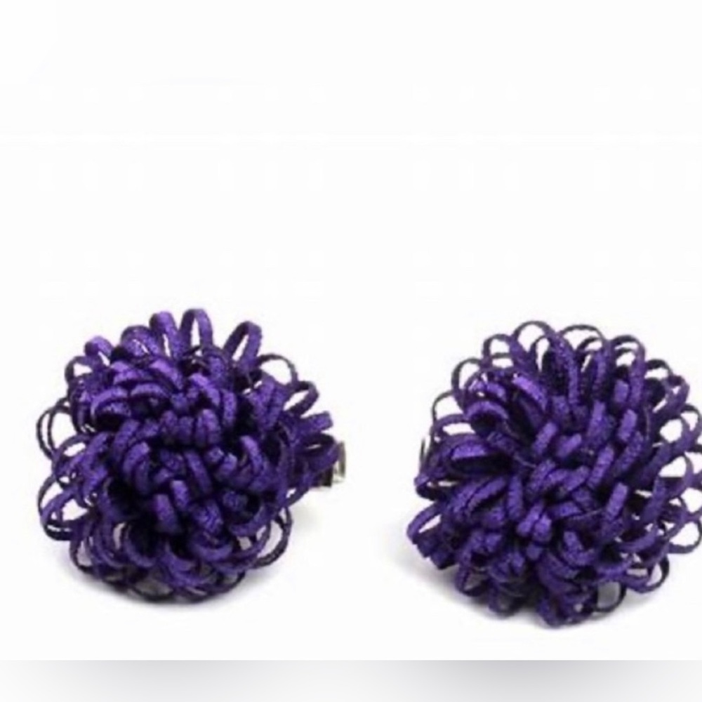 Purple ribbon hair clip.